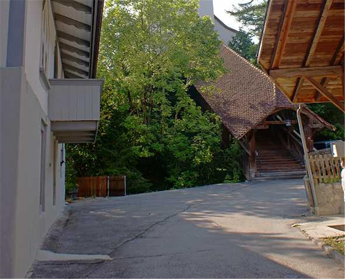 Enge Zufahrt und wenig Parkierungsmöglichkeiten, aber eine ruhige Lage: Vom Gemeindehaus in Erlenbach bietet sich ein schöner Ausblick auf den Treppenaufgang und auf die Kirche.