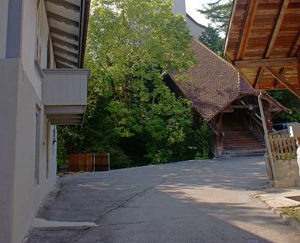 Enge Zufahrt und wenig Parkierungsmöglichkeiten, aber eine ruhige Lage: Vom Gemeindehaus in Erlenbach bietet sich ein schöner Ausblick auf den Treppenaufgang und auf die Kirche.