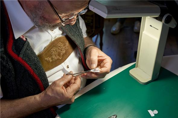 Engelhard Schmitt griff auch während der Vernissage zur Schere und arbeitete an einem 1-Cent-Baum.