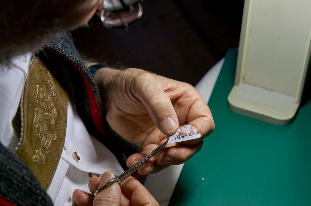 Engelhard Schmitt griff auch während der Vernissage zur Schere und arbeitete an ...
