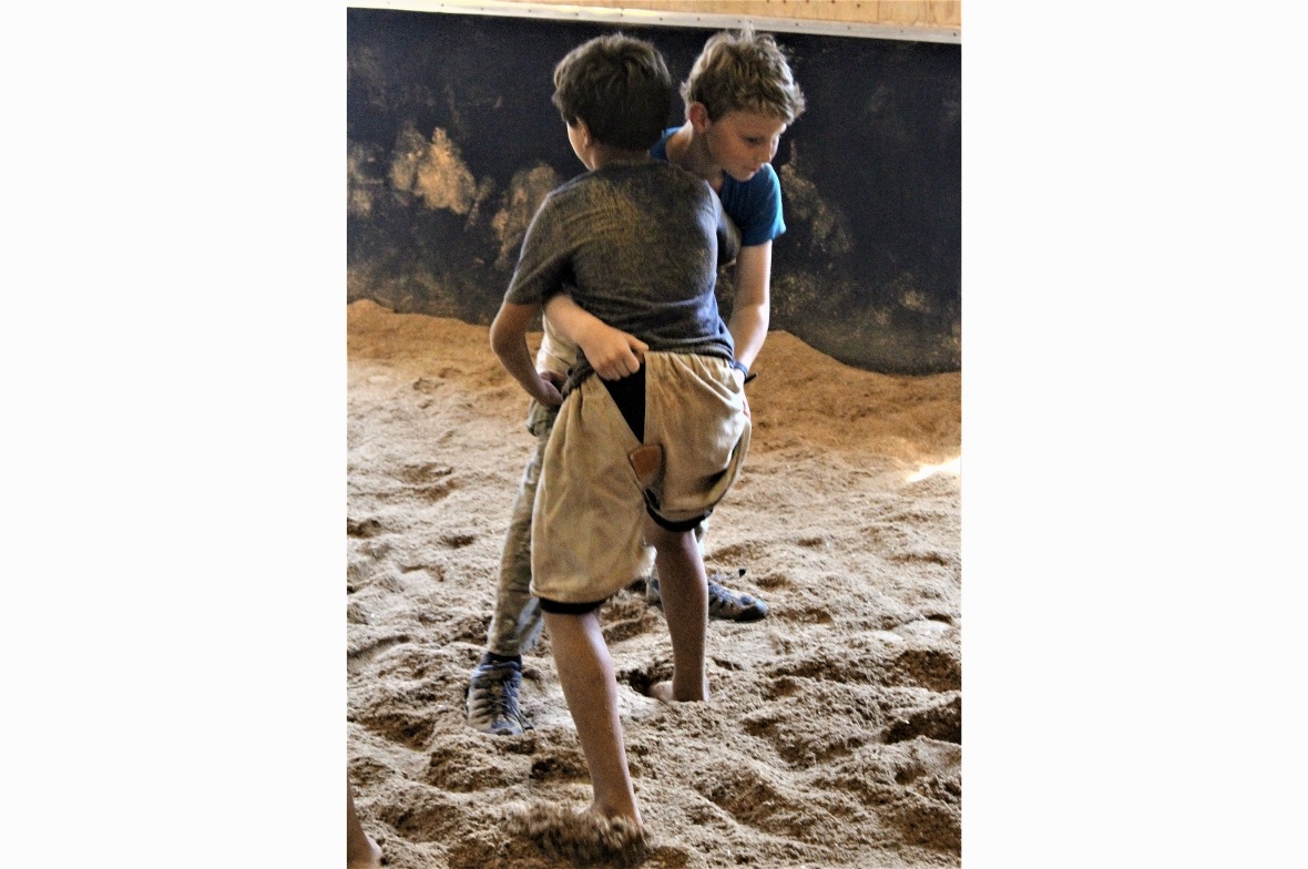 Enger Kampf.Schweizer-Sein, das kann man lernen: Auslandschweizer Kinder bei ihr...