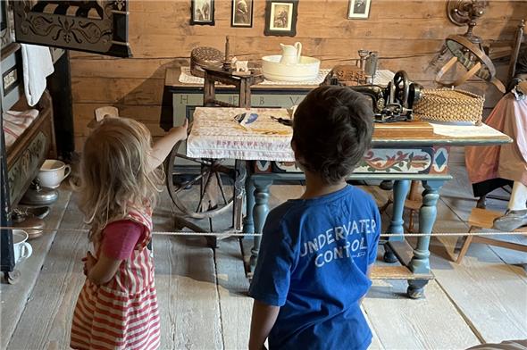 Entdeckt! Elias und Linda haben eine Sani-Ziege im Heimatmuseum gefunden.