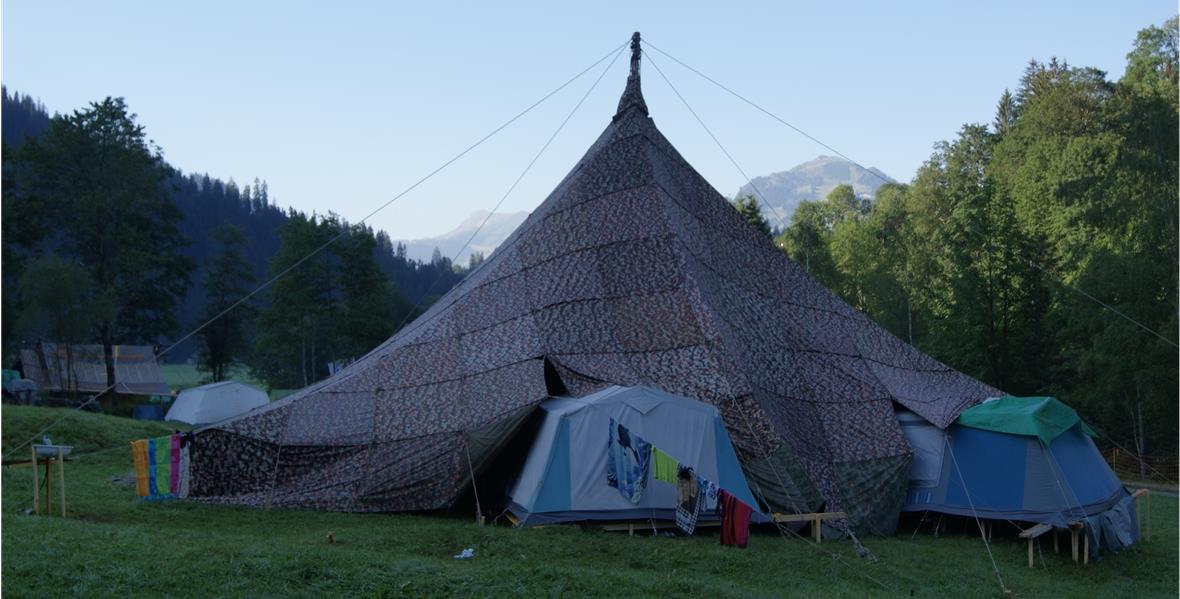 Entlang von Waldsäumen und Wasserläufen haben Teilnehmer des JUBLA-Kantonslagers Luzern ihre Zelte aufgeschlagen. Im Bild das Hauptzelt der Blauringschar aus Horw an der grossen Simme bei Grubenwald.