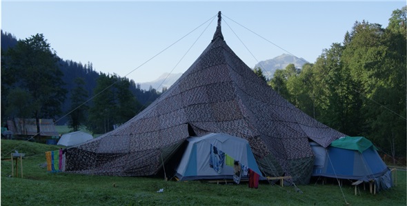 Entlang von Waldsäumen und Wasserläufen haben Teilnehmer des JUBLA-Kantonslagers Luzern ihre Zelte aufgeschlagen. Im Bild das Hauptzelt der Blauringschar aus Horw an der grossen Simme bei Grubenwald.