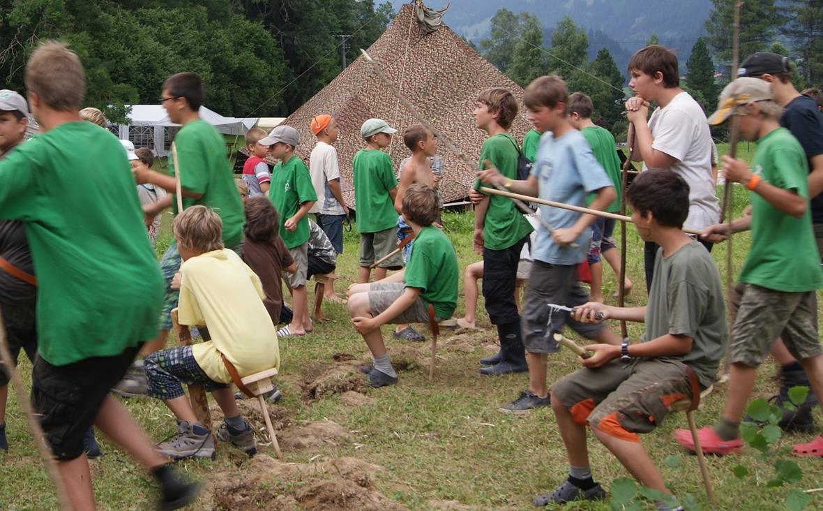 Entlang von Waldsäumen und Wasserläufen haben Teilnehmer des JUBLA-Kantonslagers Luzern ihre Zelte aufgeschlagen. Im Bild das Hauptzelt der Blauringschar aus Horw an der grossen Simme bei Grubenwald.