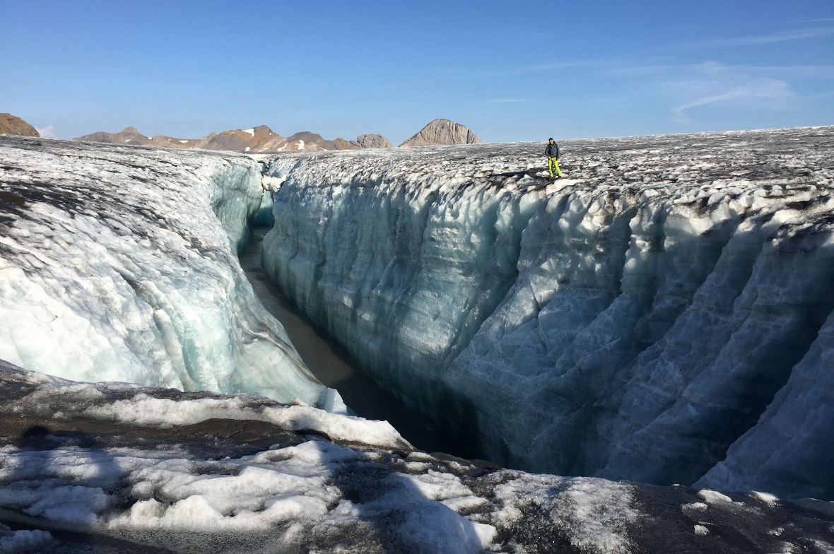 Entleerungskanal des Faverges-Sees in der Plaine Morte. Die Natur zeigt ihre Mac...