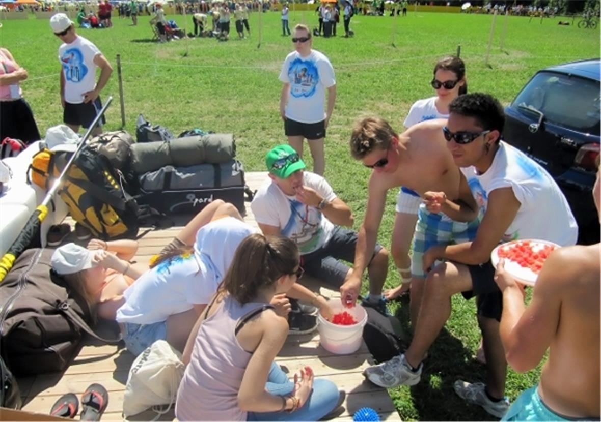 Entspannte «Lunch-Atmosphäre auf den Überresten eines grösseren Festzelts, von dem nur noch der Holzboden bestand.