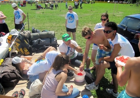 Entspannte «Lunch-Atmosphäre auf den Überresten eines grösseren Festzelts, von dem nur noch der Holzboden bestand.