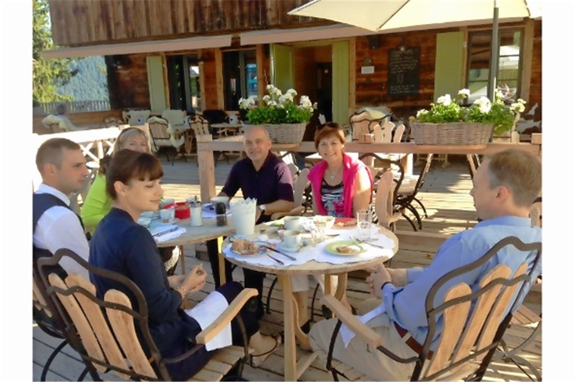 Entspannte Stimmung nach der anstrengenden Tour des Communes beim Frühstück auf der Terrasse der Hamilton Lodge am Rinderberg.