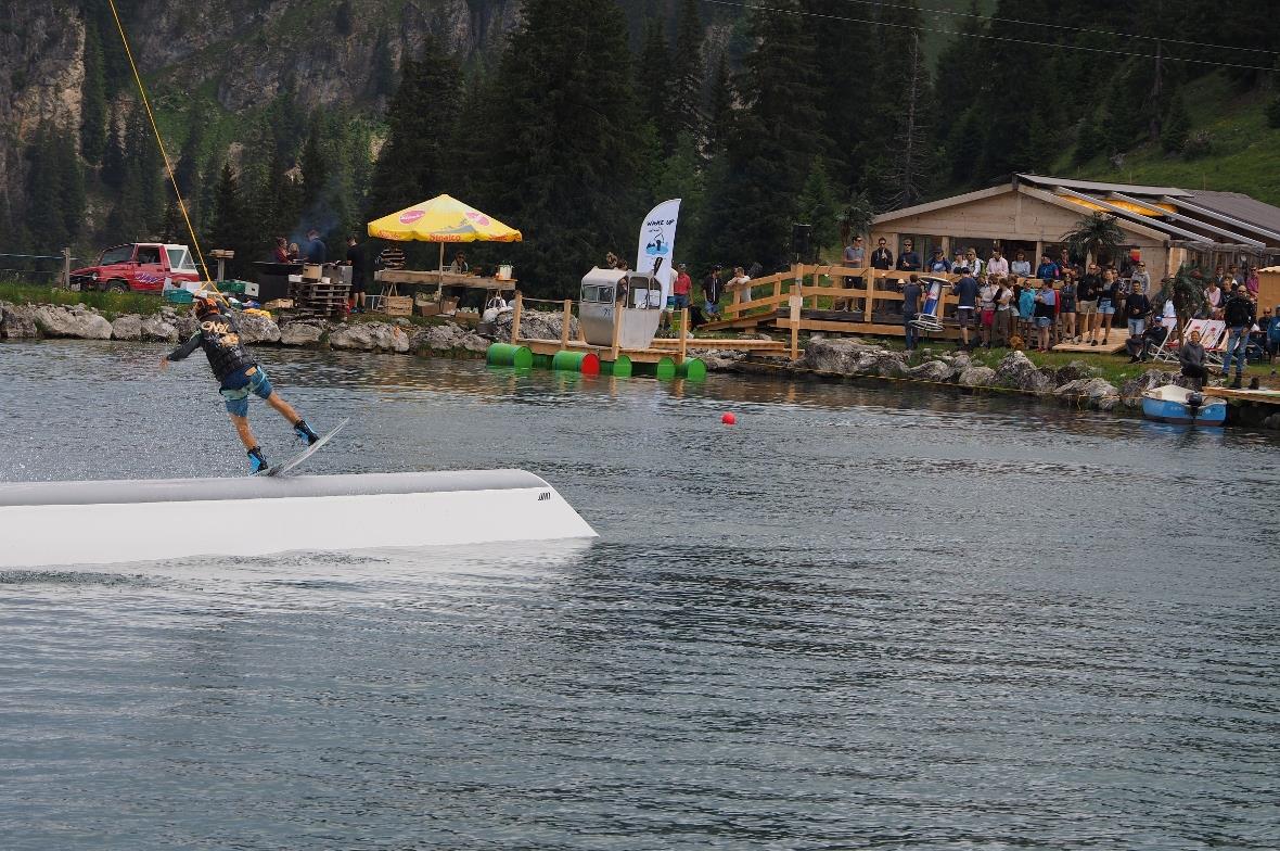Er kennt das Gebiet normalerweise vom Winter, wenn er im Gebiet Snowboard fährt.