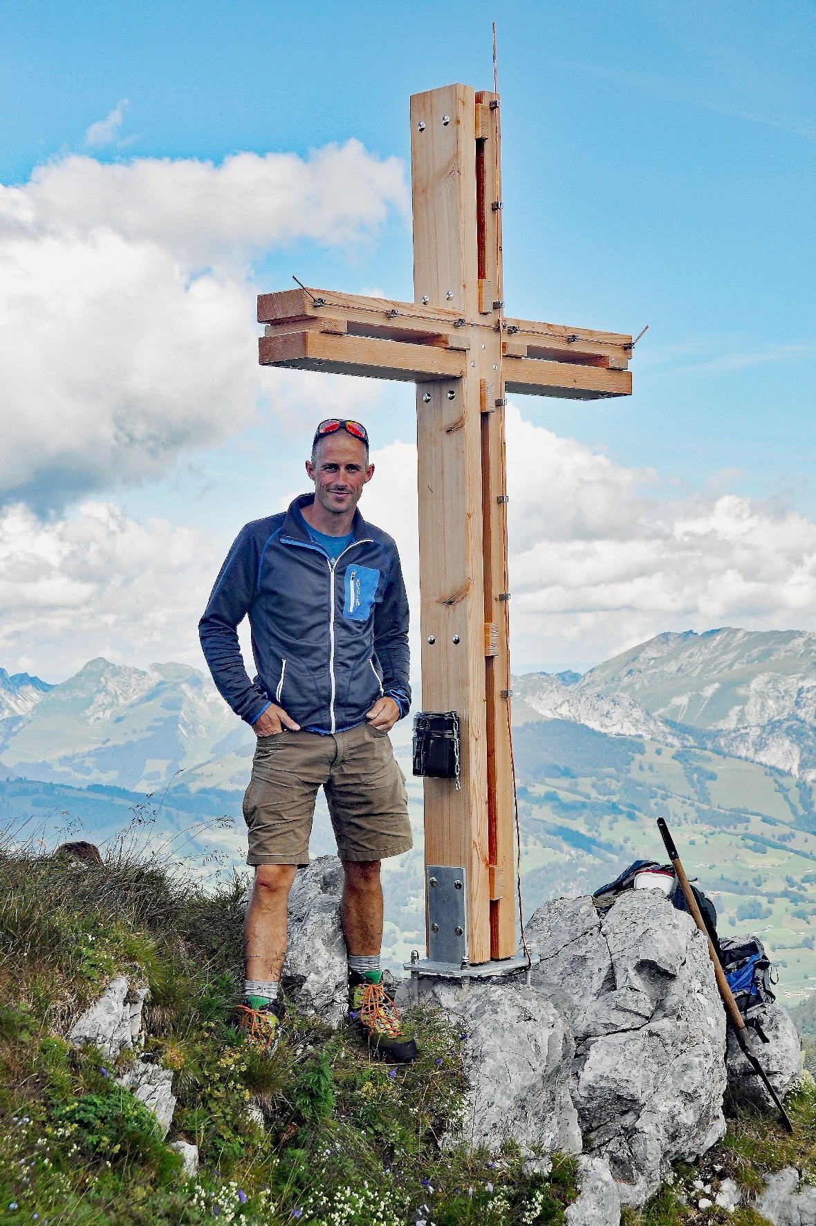 Erbauer Bruno Durand neben dem gerade errichteten Gipfelkreuz auf der Vorderi Sp...