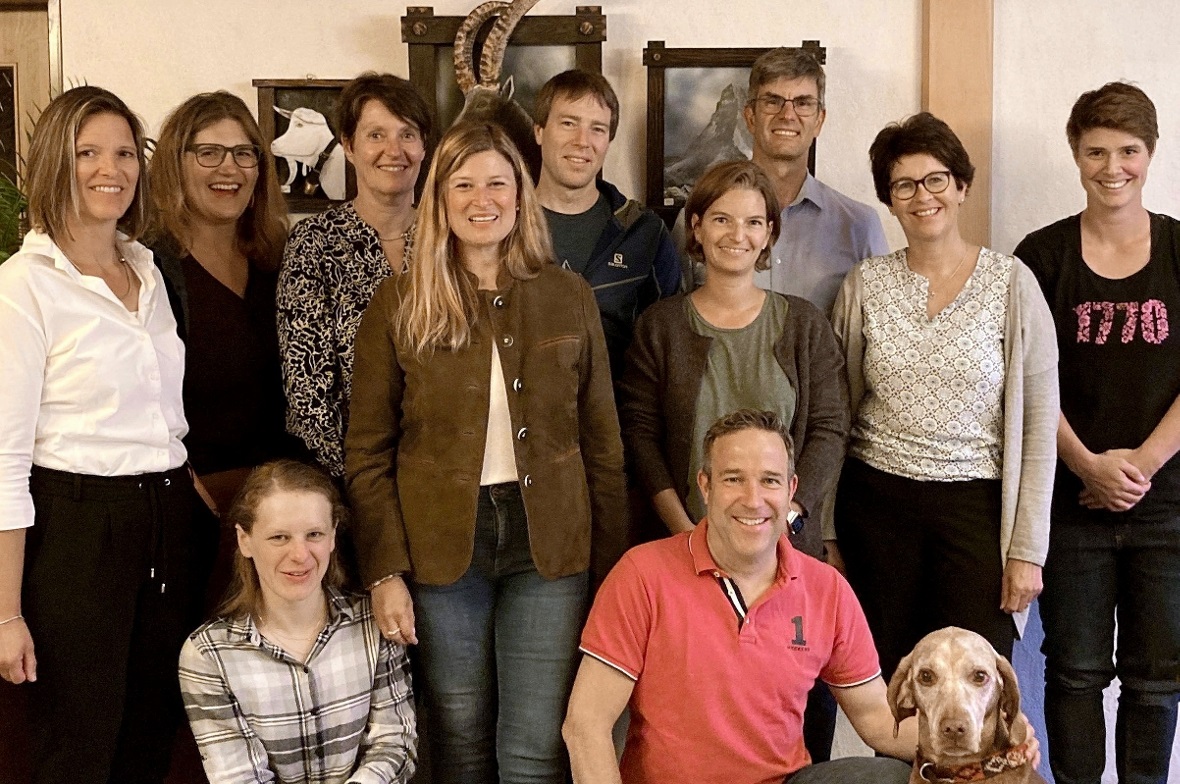 Erfolgreiche GV der Erlebnisbad Lenk-Simmental AG im Hotel Diana in St. Stephan: Verwaltungsrat, Buchhalterin, drei Grossaktionäre und je eine Vertretung aus dem Bistro- und Bademeisterteam.