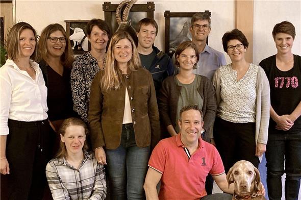 Erfolgreiche GV der Erlebnisbad Lenk-Simmental AG im Hotel Diana in St. Stephan: Verwaltungsrat, Buchhalterin, drei Grossaktionäre und je eine Vertretung aus dem Bistro- und Bademeisterteam.