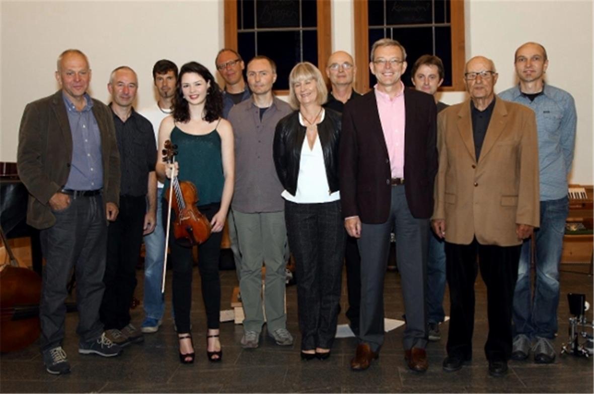 Erfolgreiche Irish Folk Night 2015 an der Lenk mit Christian von Känel (Grossrat und Gemeindepräsident), David Gilsenan (Sänger und Bandleader Scéalta), Hebi Müller (Gitarre), Mariéad Hickeya (Violine), Klaus Pfister (Flöte), Martin Fleischmann (Akkordeon), Eavan Doyle (Ehefrau des Botschafters), Mick Hickey (Gitarre), Breifne O`Reilly (Botschafter), Patrik Bütler (Violine), Hans Forrer (OK-Präsident) sowie Vinzent Zurkinden (Kontrabass).