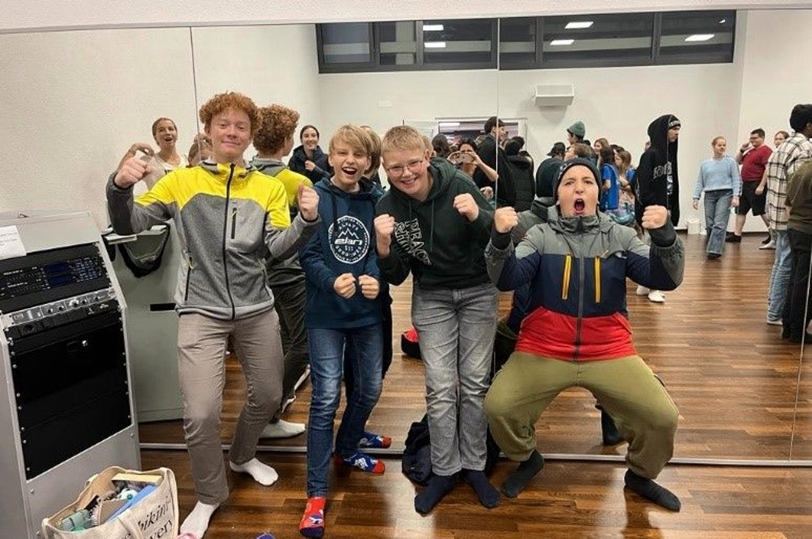 Die erfolgreichen Teams der Schwimm-JO Lenk Erfolgreicher 2. Platz für das Team der Kategorie 3 (11–13-jährig gemischt).