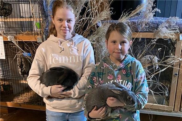 Erfolgreicher Nachwuchs bei den Züchtern: Svenja Eschler und Lynn Aeschbacher.