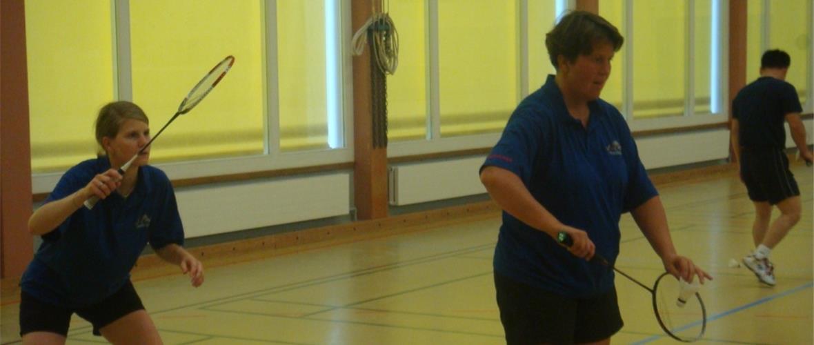 Erfolgreiches Damendoppel im Interclub: Li: Sibylle Hofmann. Re. Tatjana Röthlin