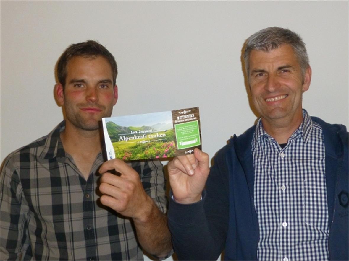 Eric Berset von LST (rechts) übergibt den ersten «Alpenkraft-Tanken»-Gutschein an Lenk-Milch-Präsident David von Känel.