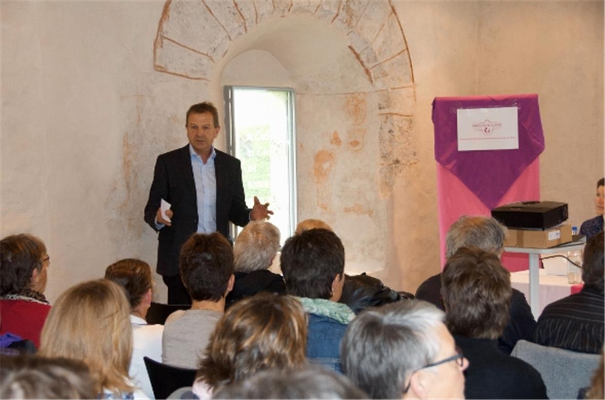 Erich von Siebenthal spricht seinen Dank aus.