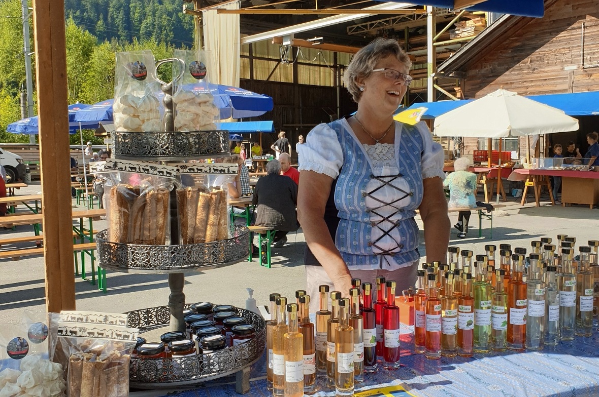 Erika Steinar aus Matten verkaufte traditionelle Köstlichkeiten, hausgemachte Li...