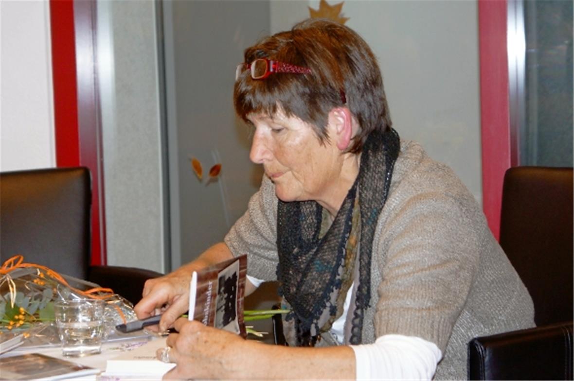 Erika Wiedmer-Mani las in der Bibliothek Oey und signierte ihr neues Werk «Jakobskinder».