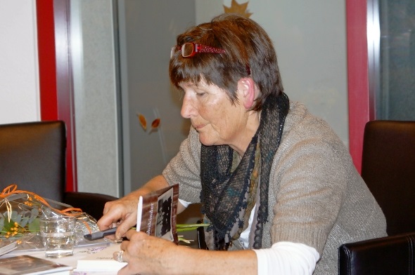 Erika Wiedmer-Mani las in der Bibliothek Oey und signierte ihr neues Werk «Jakobskinder».