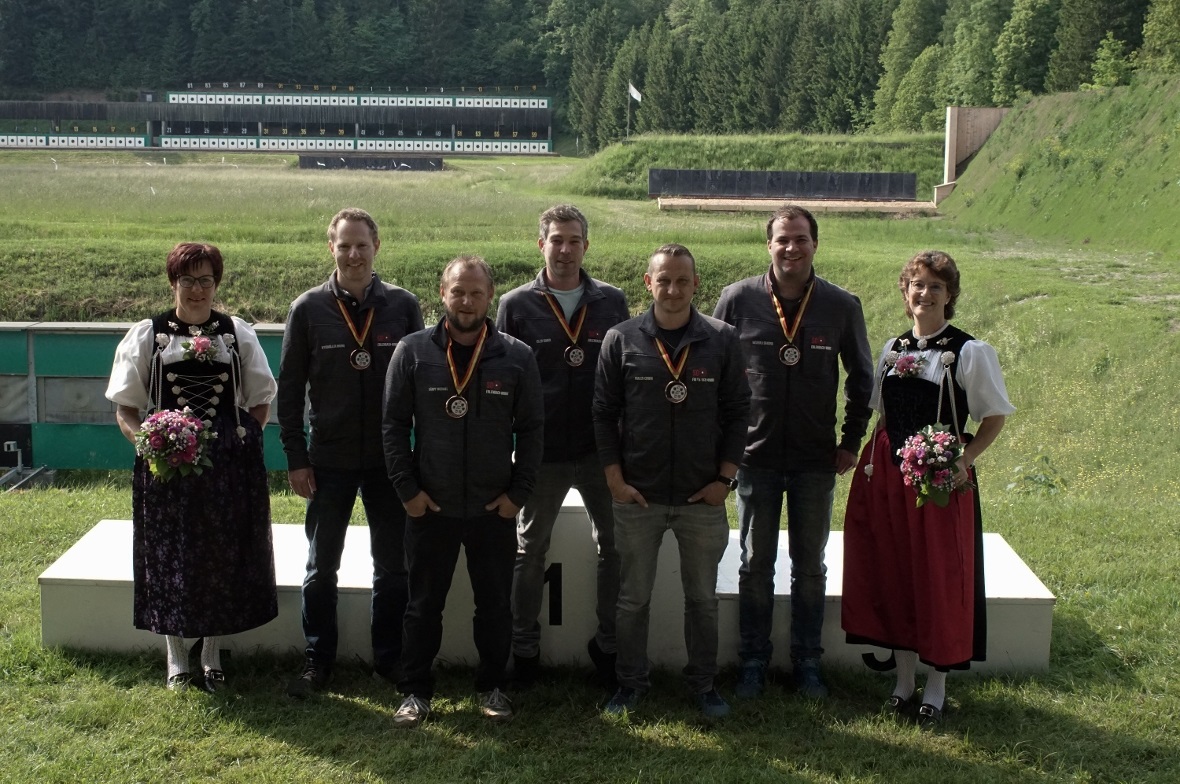 Starke Simmentaler Schützen Erlenbach-Wimmis zum Zweiten. Als dritte standen in der Kategorie E (v.l.) Bruno Wyssmüller, Michael Kämpf, Simon Isler, Edwin Karlen und Sandro Messerli auf dem Podest. Flankiert von den beiden Ehrendamen Franziska Lehnherr und Franziska Wenger