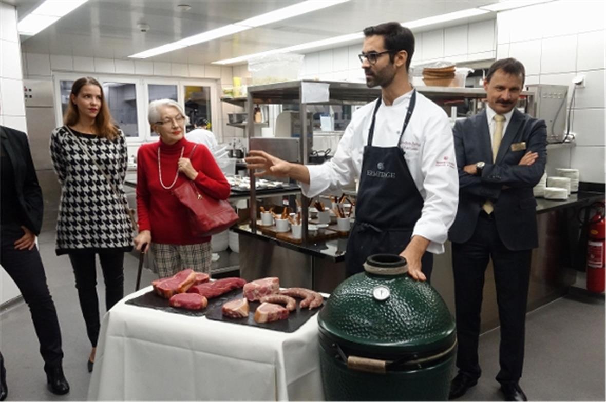 Ermitage-Küchenchef Marc-André Dietrich erläuterte seinen Gästen und dem Hoteldirektor Stefan Walliser (rechts) in seinem Reich, wie er das butterzarte Rindsfilet mit Simmentaler Ursprung sowie weitere Fleischspezialitäten im neuen Grill – dem grünen Ei – zubereitet.
