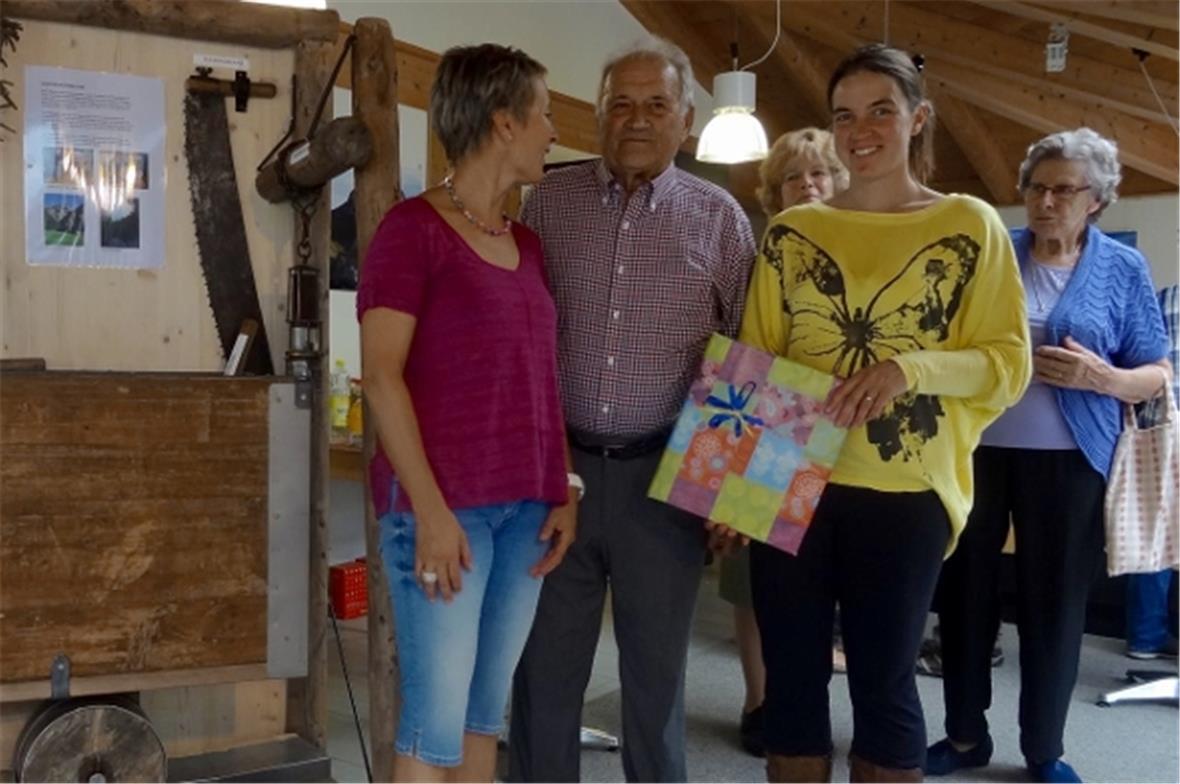 Ernst Bütschi mit Daniela Niederhauser (rechts) und Marianne Aegerter vom Boltig...