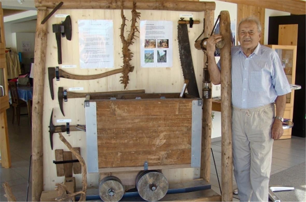 Ernst Bütschi mit dem Grubenhund, der nun im Tourismusbüro Boltigen in Reidenbac...