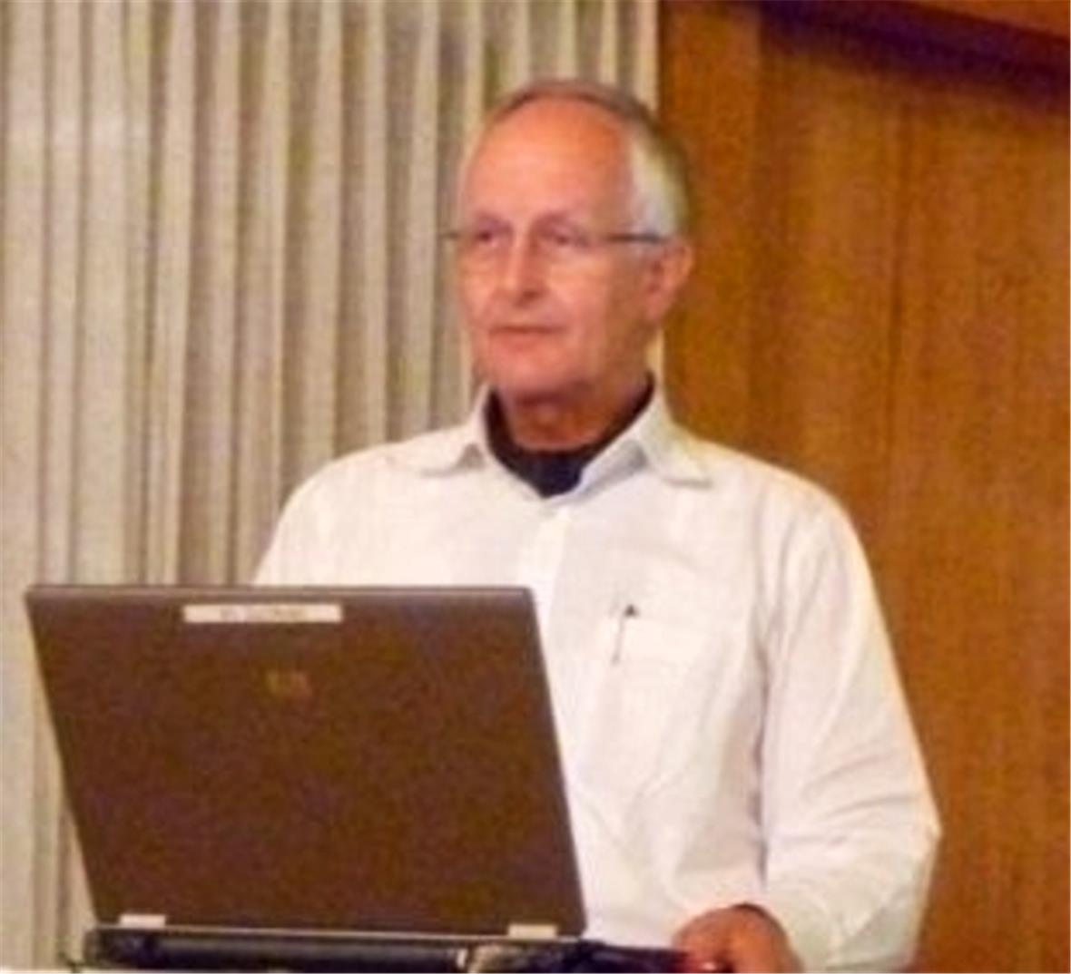 Ernst Roth, ein profunder Kenner von Alpwirtschaft hält einen ausgezeichneten Vortrag zum Thema «Alpkultur».