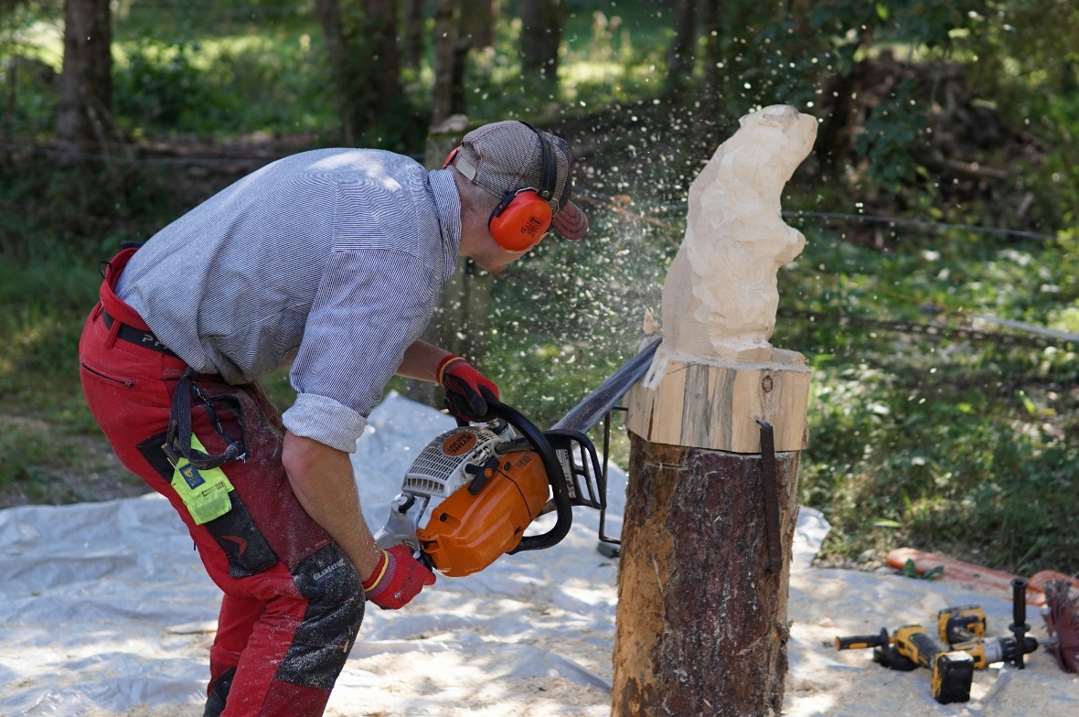 Erschaffung von Holzskulpturen hautnah: Elias Rieder mit der Motorsäge in Aktion...