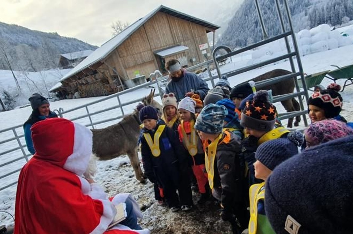 Erschöpft von der Eselschule, aber glücklich über viele helfende Kinder: der Nikolaus vor seinem Stall.