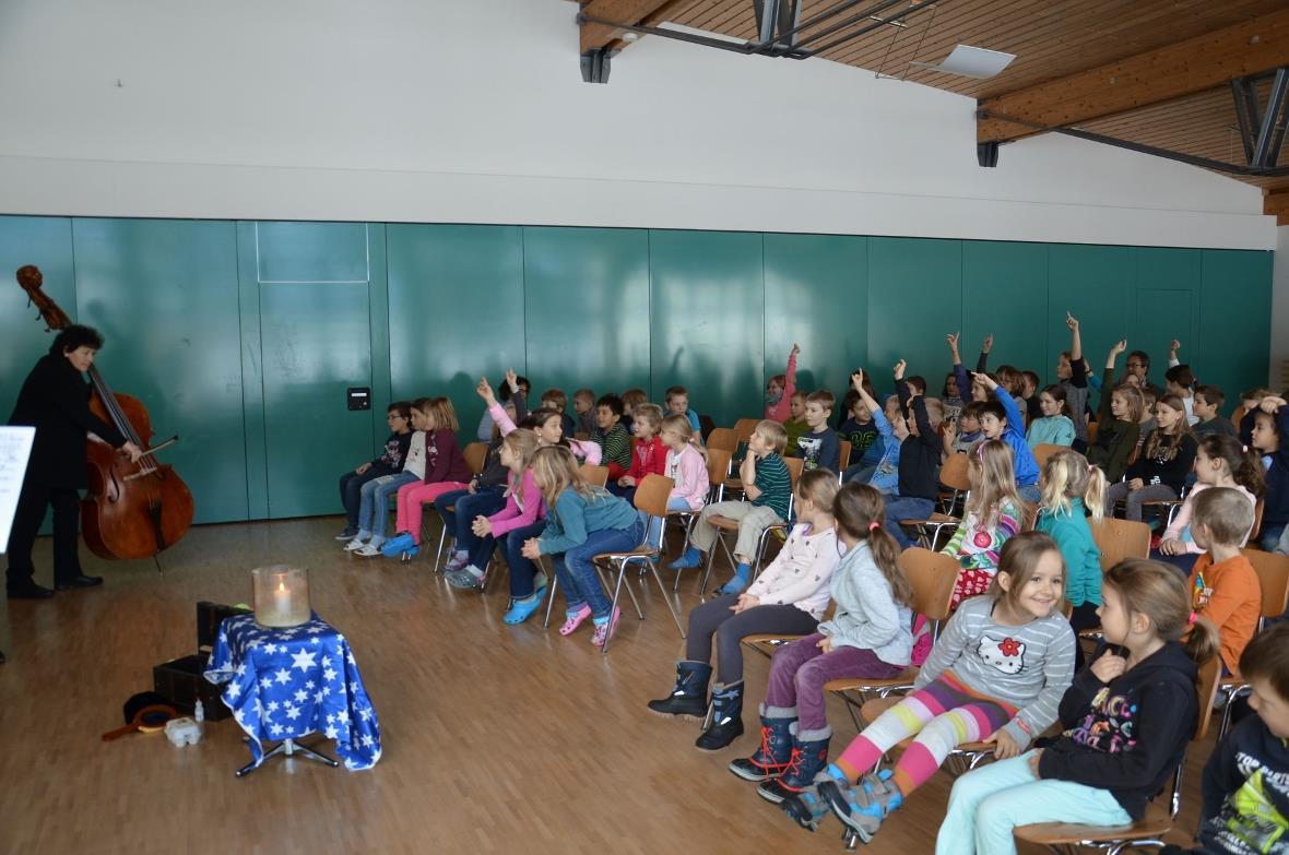 Erstaunlich, wie schnell Käthi Steuri als Erzählerin am Kontrabass die Lenker Kinder auf ihrer Seite hatte und für die klassische Musik begeistern konnte.
