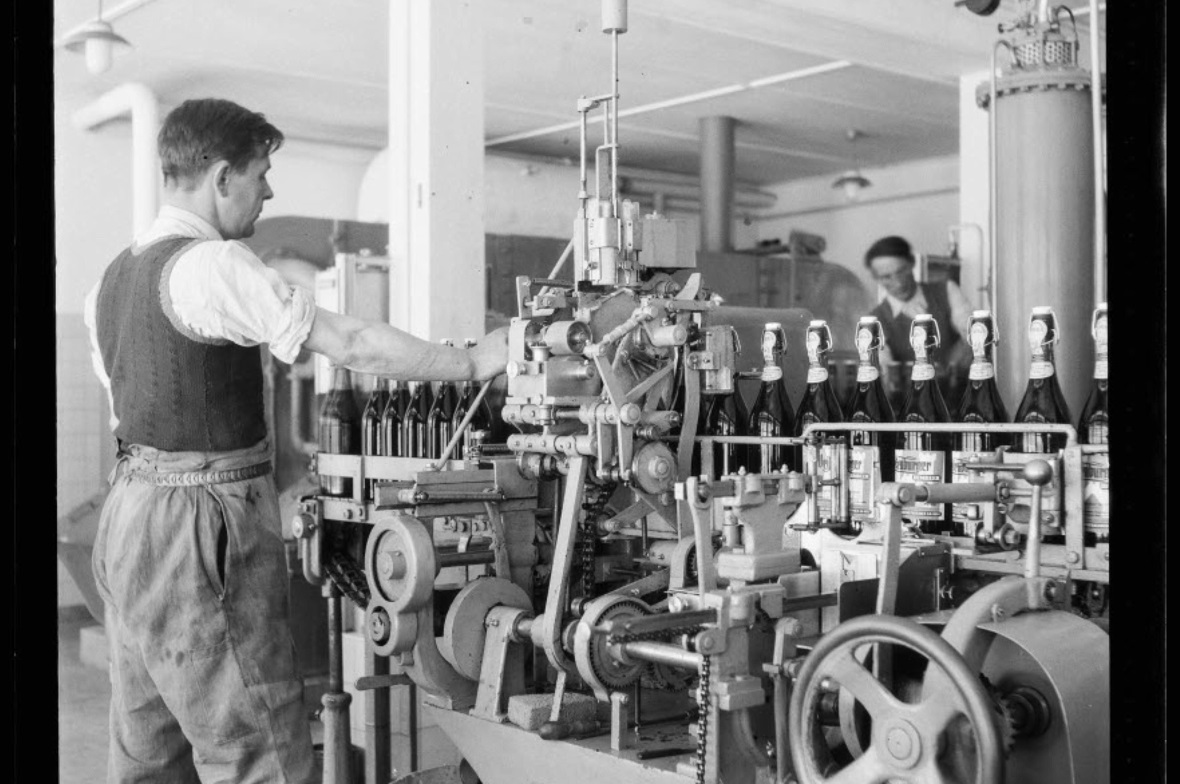 Erste Abfüllanlage der Weissenburger Mineralquellen, aufgenommen im Mai 1944.