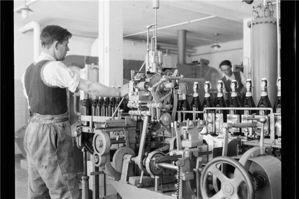 Erste Abfüllanlage der Weissenburger Mineralquellen, aufgenommen im Mai 1944.