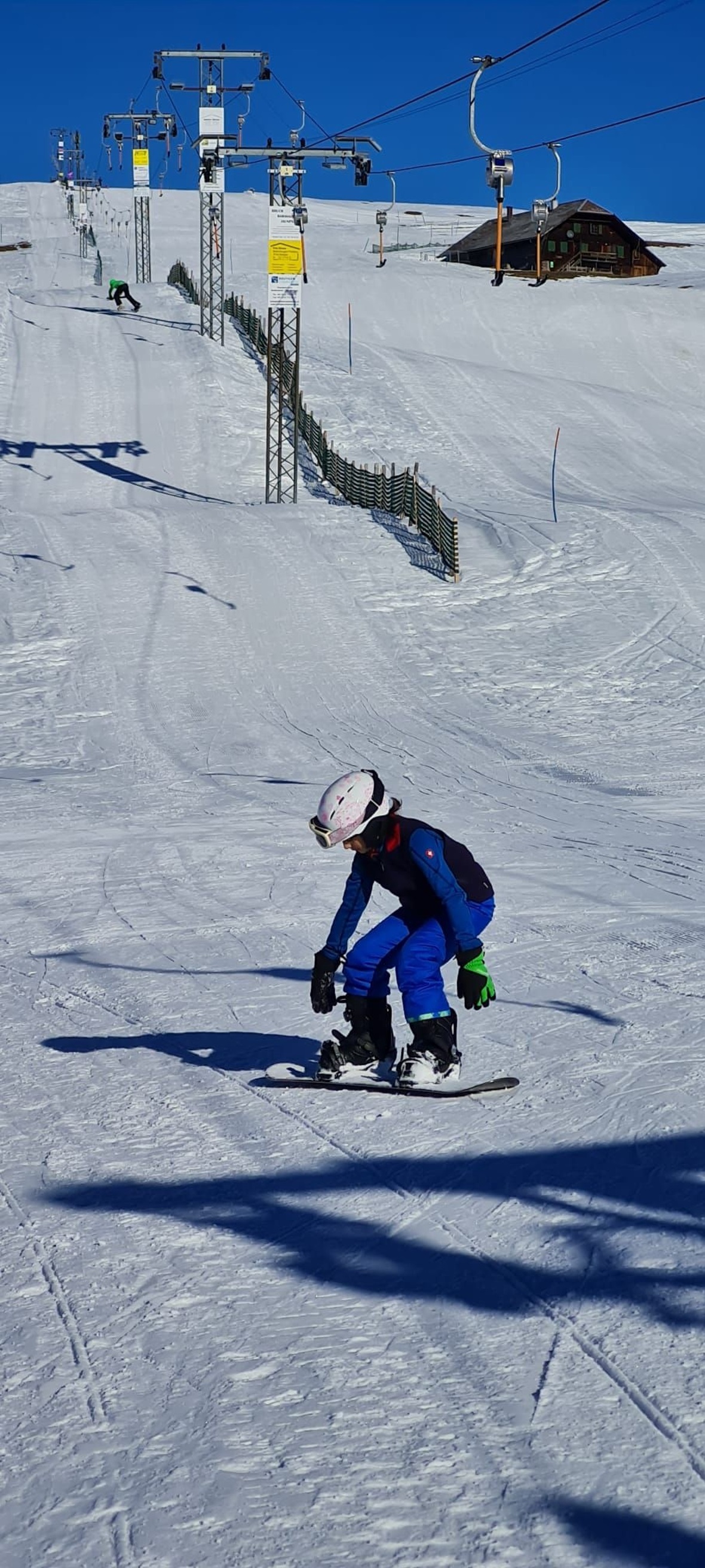 Erste Versuche am Skilift.