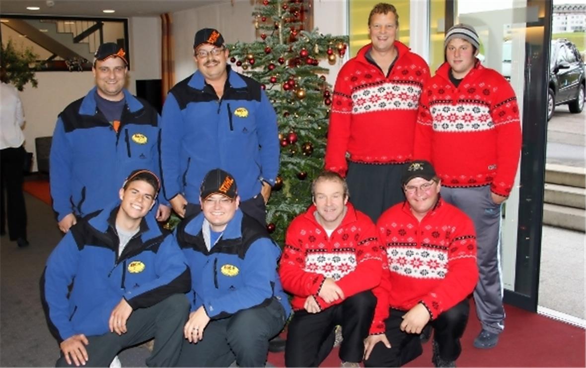 Erste und zweite Mannschaft des ESC Zweisimmen Rinderberg.