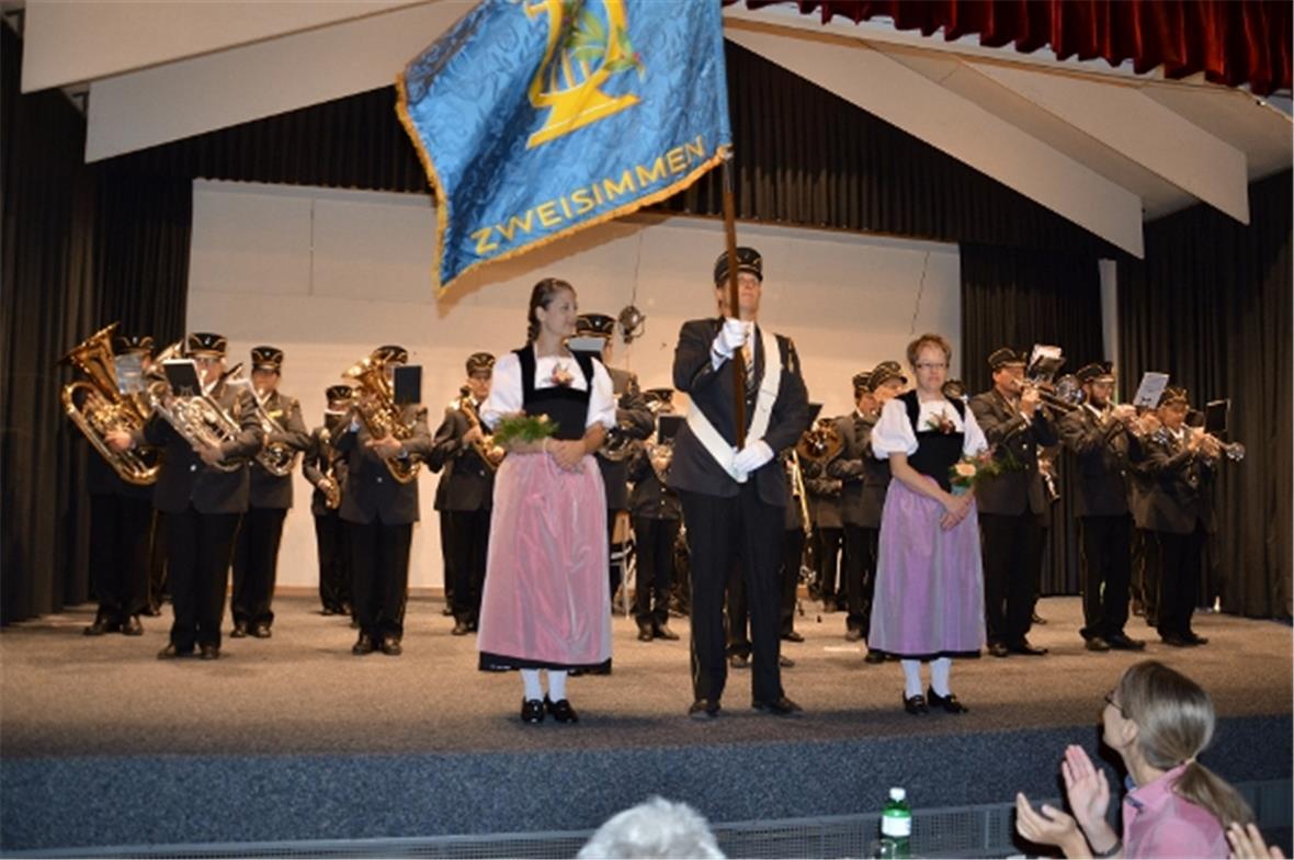 Erster Auftritt der Musikgesellschaft Zweisimmen in ihrer neuen Uniform.
