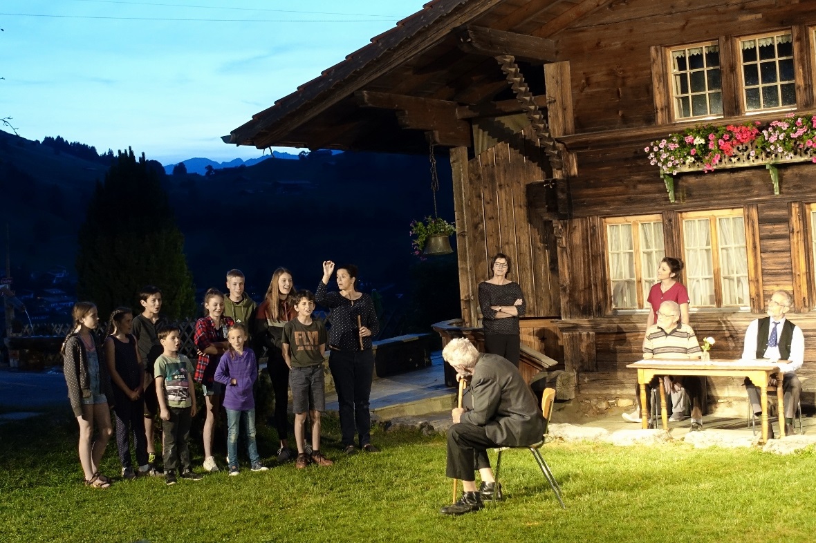 Erster Geburtstag im Altersheim: Die Schulkinder besuchen den Jubilar (Manfred S...