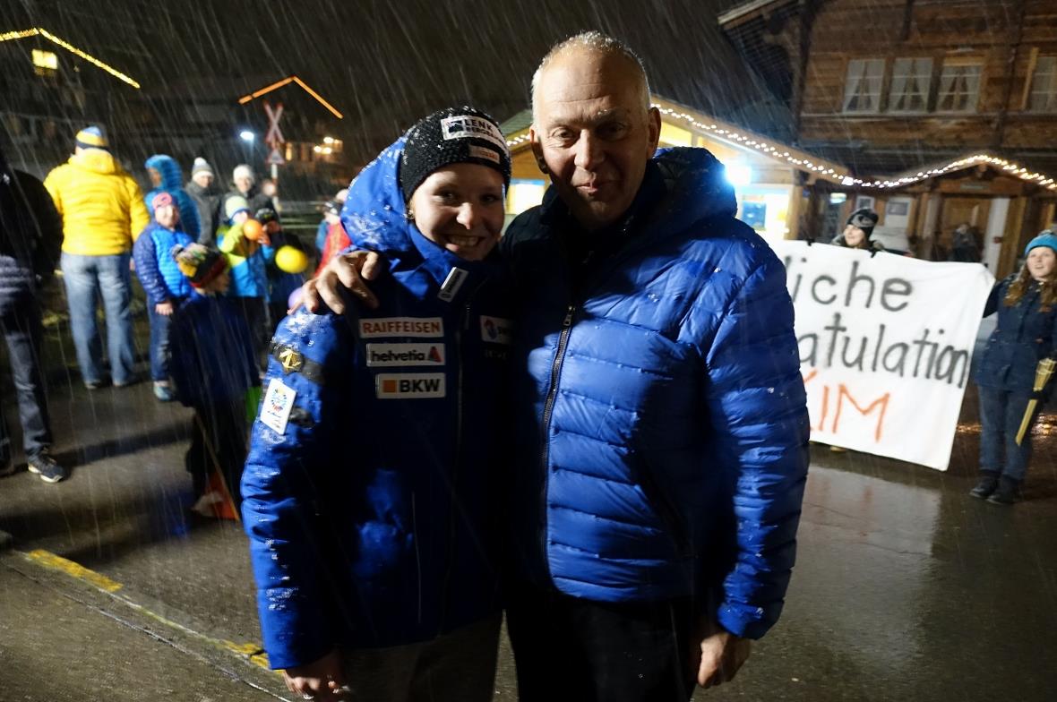 Erster Gratulant auf heimischem Boden: Gemeinderatspräsident Christian von Känel...