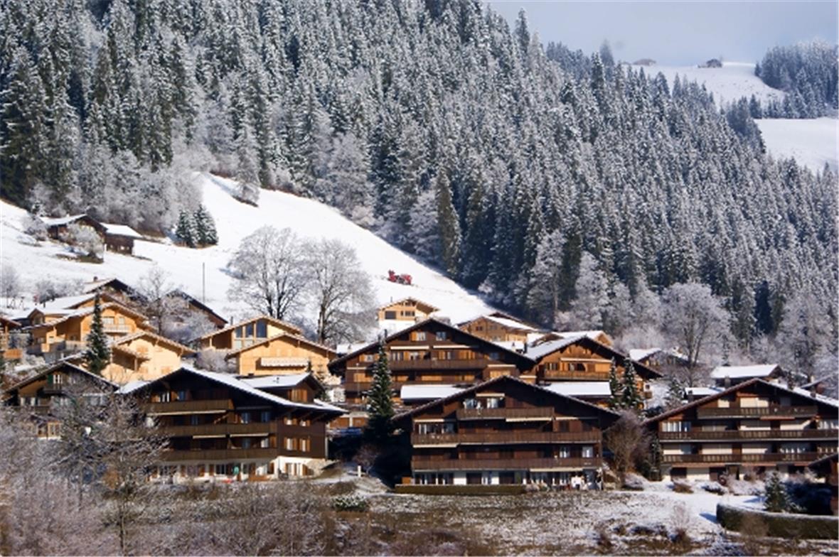 Erstwohnungen und/oder Zweitwohnungen? Hübeli-Quartier (Bild links) in Zweisimmen und Ferienzone Wiriehorn (rechts): Gemäss BSA hat es in Diemtigtal 40,4% Zweitwohungen. Die 2011 revidierte Ortsplanung geht von maximal 20% aus!?!
