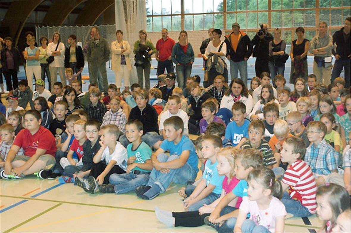 Erwartungsfrohe Diemtigtaler Kinderschar in der Sporthalle Wiriehorn.