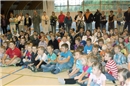 Erwartungsfrohe Diemtigtaler Kinderschar in der Sporthalle Wiriehorn.
