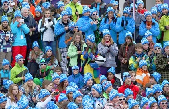Erwartungsvolle und farbenprächtig gekleidete Juskila-TeilnehmerInnen am Eröffnungs-Event an der Lenk