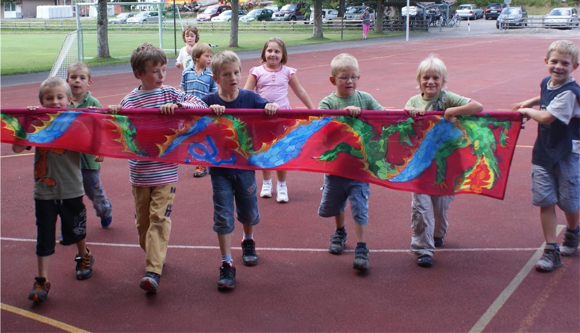 Erwartungsvoller Start in ein neues Schuljahr: Zweit- und Drittklässer auf dem Pausenplatz der Schulanlage in Zweisimmen.