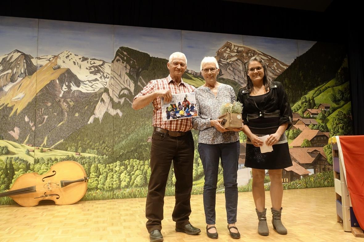 Erwin Mani, hier mit Ehefrau Hanni, wurde von Gemeinderätin Gisela Stucki für se...