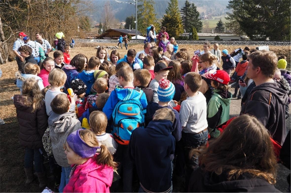 Es dauerte fast eine halbe Stunde, bis Dario Cologna den Schülern ihre Autogrammwünsche erfüllt hatte.