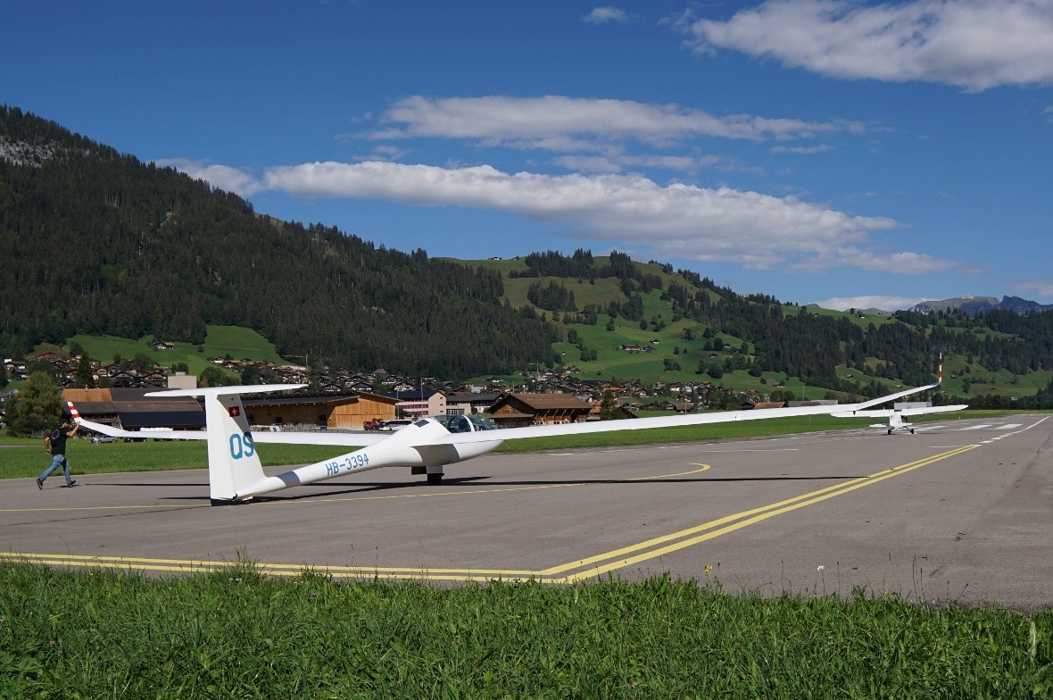 Es geht los: Start eines Schnupper-Piloten am Flugplatz Zweisimmen.