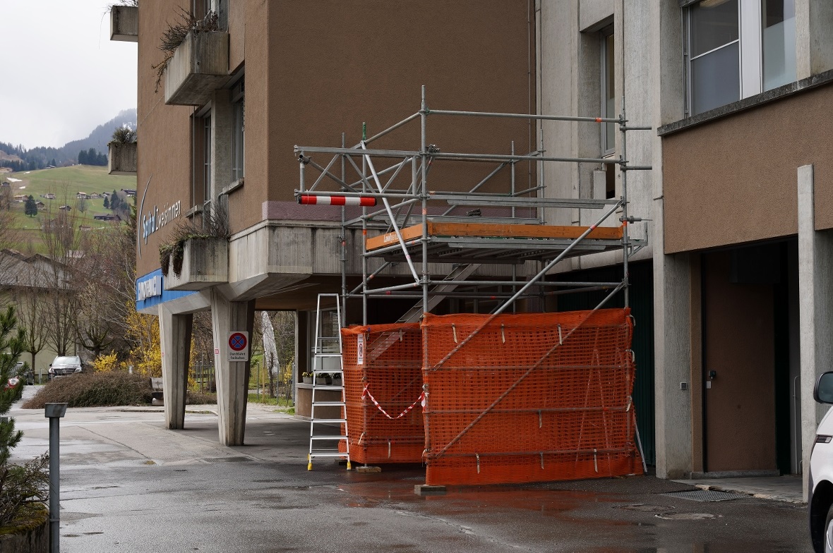 «Es gibt immer etwas zu tun»: Das heutige Spital Zweisimmen, gebaut Anfang der 1970er-Jahre, müsste grundlegend saniert oder durch einen Neubau ersetzt werden. Bis dahin ist mit teuren Reparaturen zu rechnen, so wie jetzt wieder: Der Bettenaufzug muss saniert werden. Ab 1. Januar 2024 soll die gemeindeeigene Gesundheit Simme Saane AG (GSS) dafür zuständig sein.